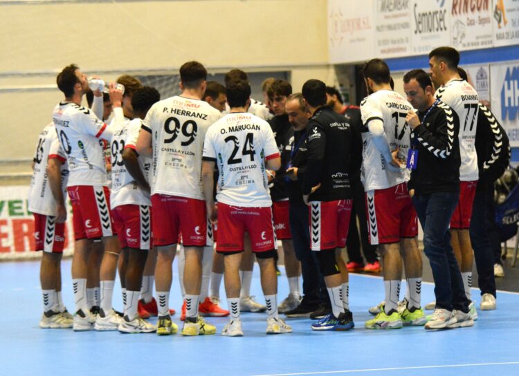 Álvaro Senovilla da instrucciones durante un instante del duelo entre BM Nava y Guadalajara./AMADOR MARUGÁN