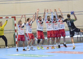 Prokop busca el lanzamiento en un encuentro entre BM Nava y Torrelavega de una temporada pasada./AMADOR MARUGÁN