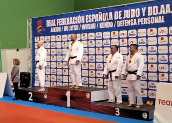 Francisco Javier de Pablo posa en el podio durante la cita./CLUB YOSHI