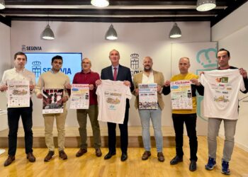 Foto de familia durante la presentación de las dos pruebas deportivas en Segovia./AYUNTAMIENTO