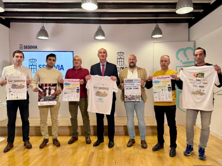 Foto de familia durante la presentación de las dos pruebas deportivas en Segovia./AYUNTAMIENTO