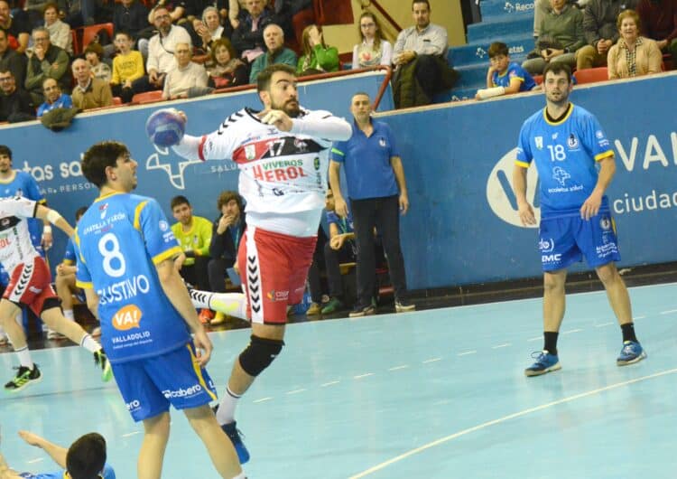 Gonzalo Carró busca el lanzamiento en el duelo entre BM Nava y Atl. Valladolid del curso pasado./AMADOR MARUGÁN