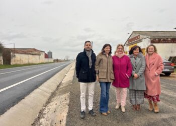 Autoridades junto a la travesía. /JUNTA DE CASTILLA Y LEÓN