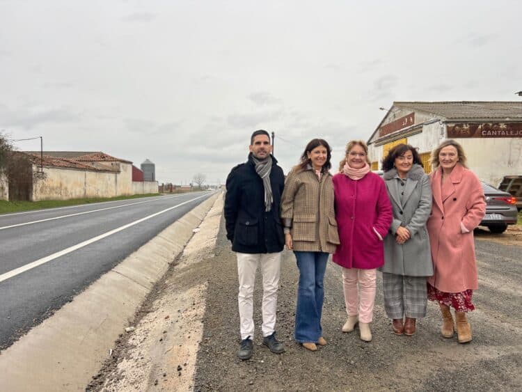Autoridades junto a la travesía. /JUNTA DE CASTILLA Y LEÓN