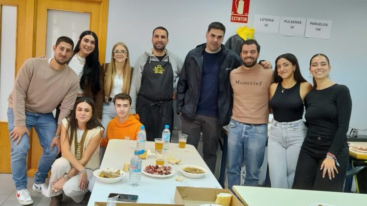 Comisión de Festejos junto al cocinero Miguel Pérez Merino. / LOURDES MATARRANZ