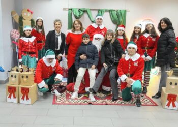 Papá Noel y los organizadores./LOURDES MATARRANZ