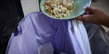 Un estudio lo confirma: los españoles tiraremos más de 31 euros en comida esta Navidad... pero así podemos evitarlo