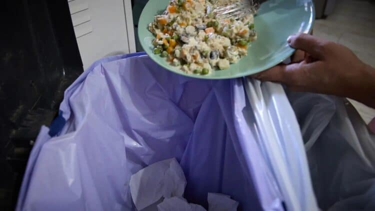 Un estudio lo confirma: los españoles tiraremos más de 31 euros en comida esta Navidad... pero así podemos evitarlo