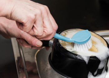 Adiós a las manchas: dejarás tus hornillos y cacerolas limpios y relucientes con este truco que usaba tu abuela