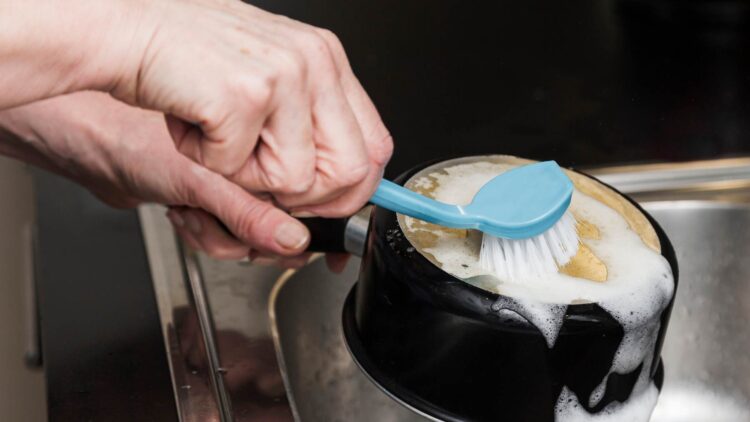 Adiós a las manchas: dejarás tus hornillos y cacerolas limpios y relucientes con este truco que usaba tu abuela