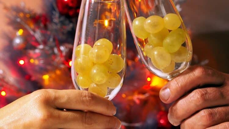 Nochevieja más allá de las 12 uvas: estas son las tradiciones que no conocías que la gente sigue el 31 de diciembre 1 Nochevieja más allá de las 12 uvas: estas son las tradiciones que no conocías que la gente sigue el 31 de diciembre