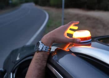 Adiós a las dudas: la DGT aclara si te multará o no si activas tus luces de emergencia V16 por error 8 Adiós a las dudas: la DGT aclara si te multará o no si activas tus luces de emergencia V16 por error