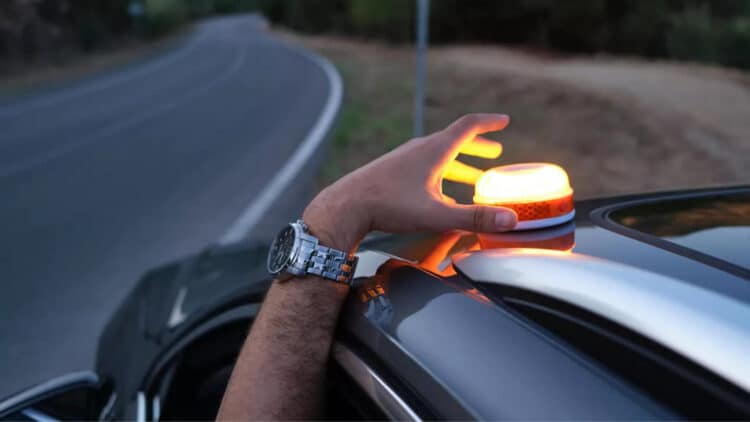 Adiós a las dudas: la DGT aclara si te multará o no si activas tus luces de emergencia V16 por error 1 Adiós a las dudas: la DGT aclara si te multará o no si activas tus luces de emergencia V16 por error