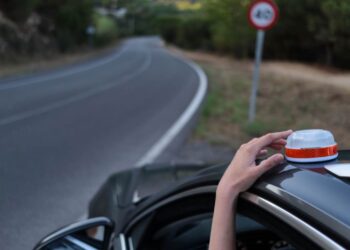 Confirmado: así es cómo DGT 3.0 rastreará tu baliza V16 cuando tu coche tenga un problema en carretera