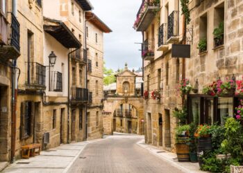 Ni murallas ni castillos: el verdadero atractivo oculto de esta villa medieval del País Vasco, según National Geographic