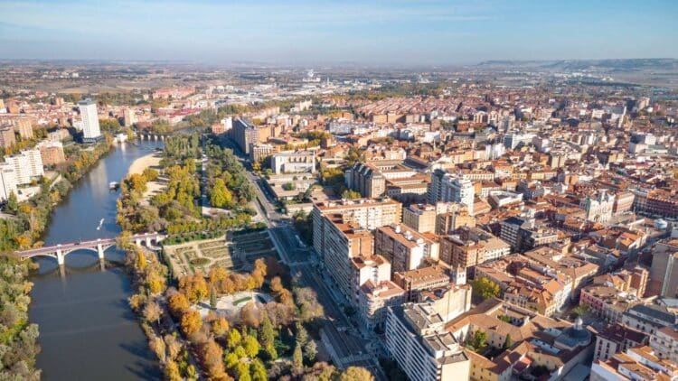 Confirmado por el INE: 3 ciudades de Castilla y León, entre las 50 más habitadas de España 1 Confirmado por el INE: 3 ciudades de Castilla y León, entre las 50 más habitadas de España