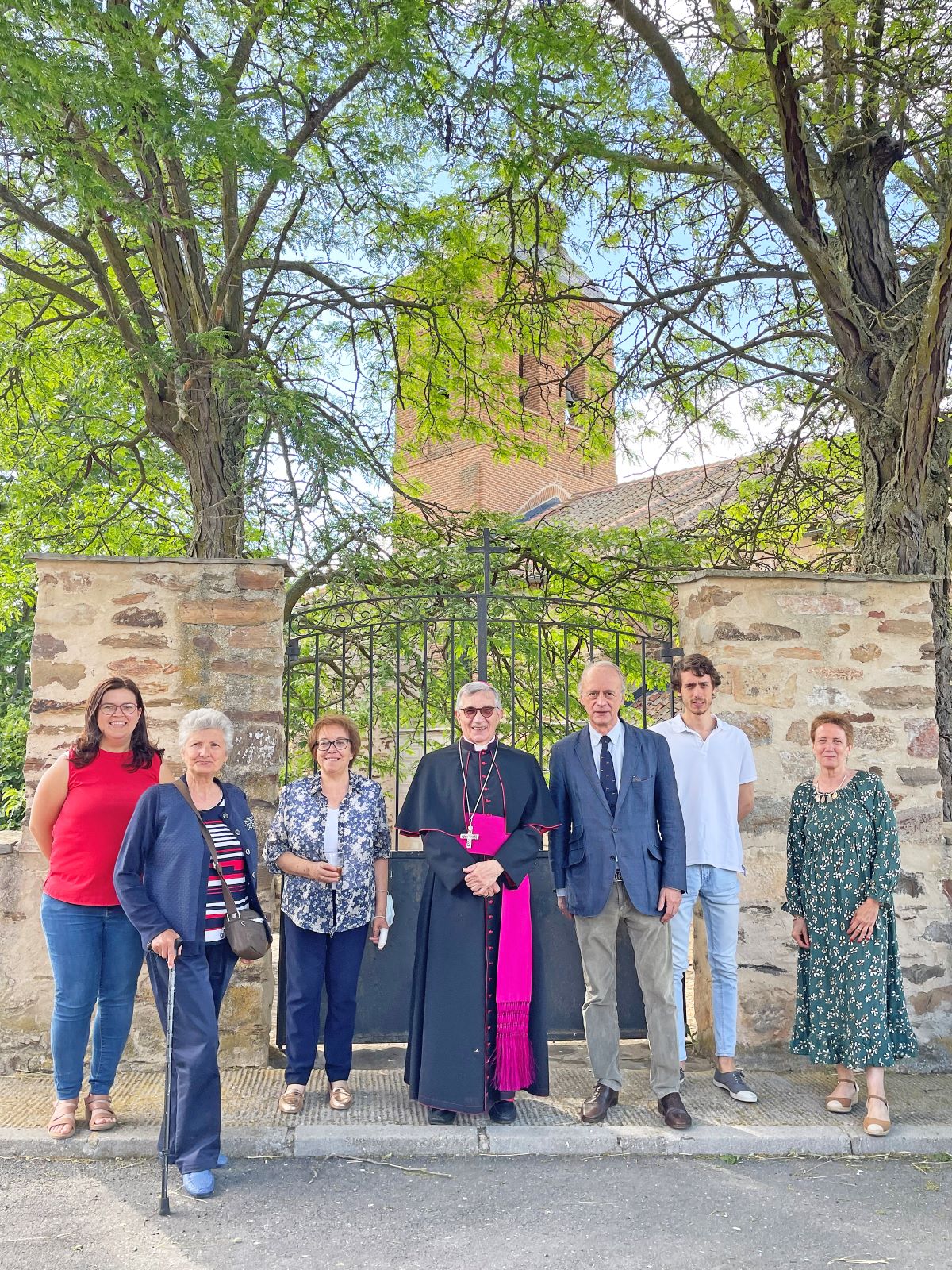 Mis queridos párrocos rurales 2 Don César visita la Parroquia de Santa Cecilia.