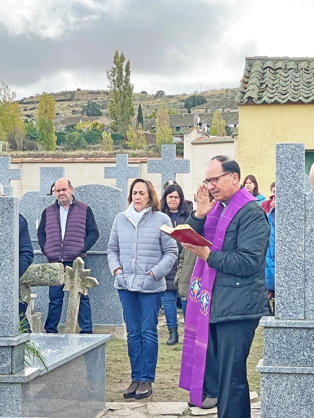 Mis queridos párrocos rurales 3 Don Mauricio en el cementario.