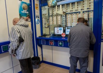 Las ventas de décimos de lotería para el Sorteo de Navidad se dispararon en los últimos días. HÉCTOR CRIADO