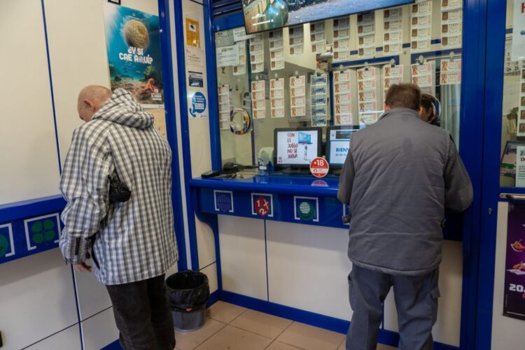 Las ventas de décimos de lotería para el Sorteo de Navidad se dispararon en los últimos días. HÉCTOR CRIADO