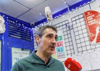 J.R.González, lotero que repartió ayer millones de euros en la provincia. / HÉCTRO CRIADO