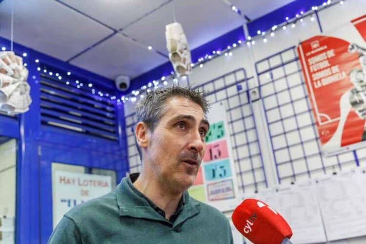 J.R.González, lotero que repartió ayer millones de euros en la provincia. / HÉCTRO CRIADO