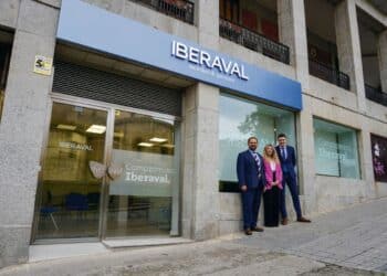 Tres componentes del equipo de Iberaval en la sede de Segovia.