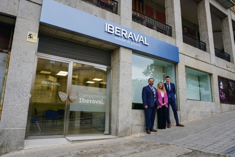 Tres componentes del equipo de Iberaval en la sede de Segovia.
