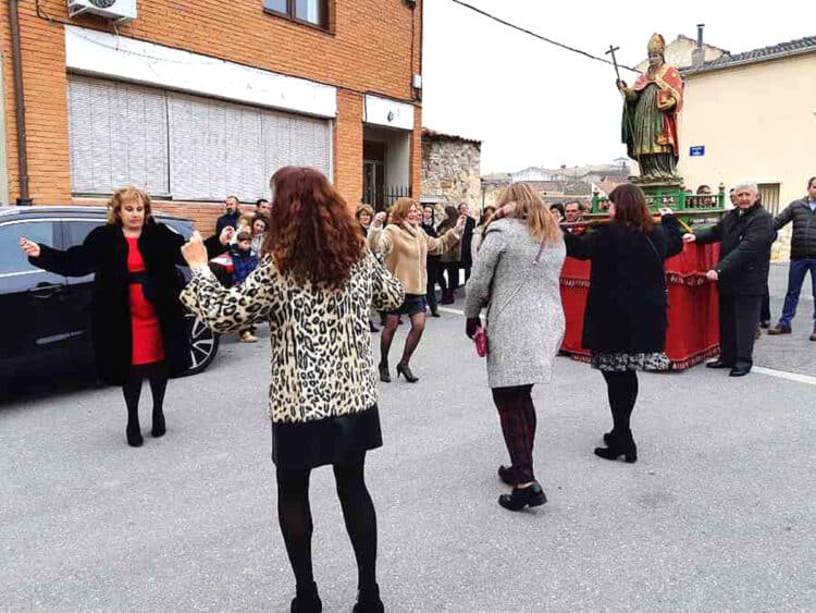 Vegas de Matute honra a su patrón Santo Tomás de Canterbury 1 Vecinas de Vegas de Matute bailan al patrón, en una imagen de archivo.