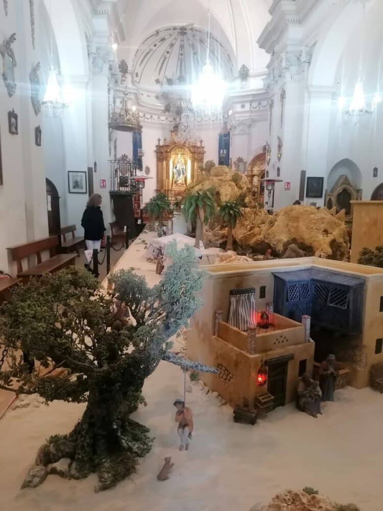 La iglesia de los Dolores acoge un belén elaborado artesanalmente en el Real Sitio de San Ildefonso 1 Nacimiento en el interior del templo.