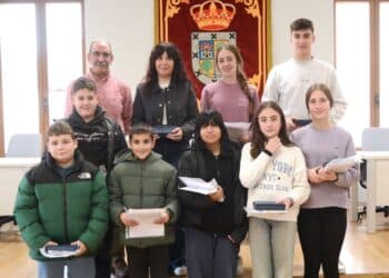 Los galardonados posan junto al alcalde al finalizar el acto / AMADOR MARUGÁN