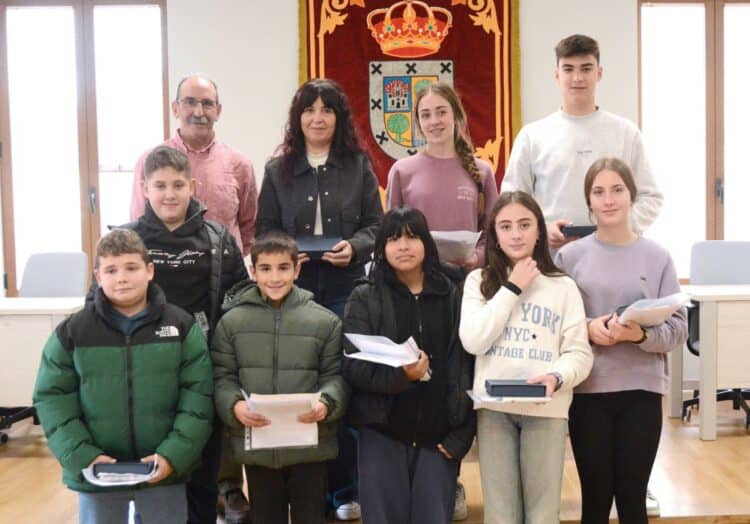 El Ayuntamiento de Nava de la Asunción entrega los premios de los concursos de microrrelatos y poesía destinados a los centros educativos 1 Los galardonados posan junto al alcalde al finalizar el acto / AMADOR MARUGÁN