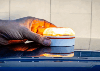 La baliza V-16 transmite la ubicación del vehículo al activarse, únicamente con fines de seguridad. No registra velocidad, ni hace seguimiento alguno, ni puede identificar la matrícula. / EFE