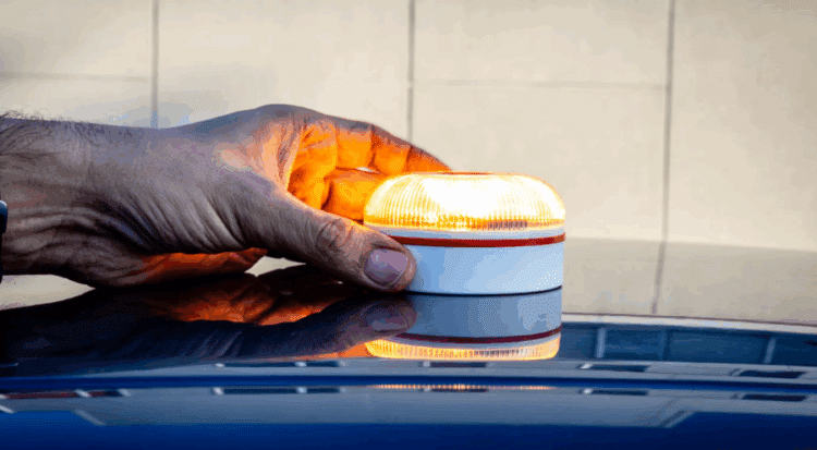 La baliza V-16 transmite la ubicación del vehículo al activarse, únicamente con fines de seguridad. No registra velocidad, ni hace seguimiento alguno, ni puede identificar la matrícula. / EFE