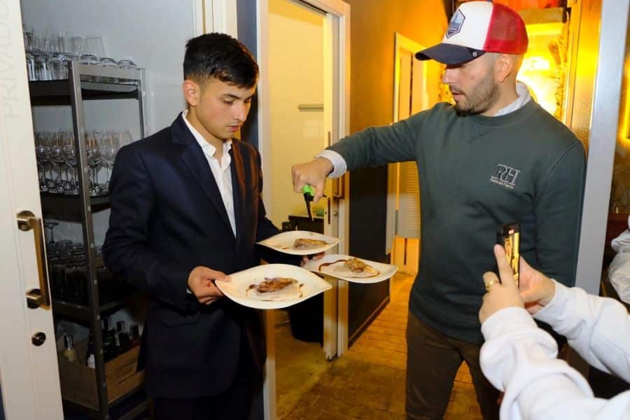 Cinco negocios del sector hostelero segoviano reciben la distinción que premia el consumo tradicional 5 Víctor Blázquez dando el último toque a un plato.