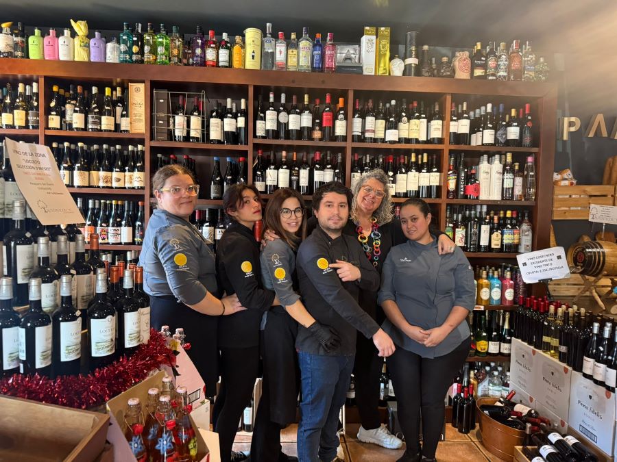 Cinco negocios del sector hostelero segoviano reciben la distinción que premia el consumo tradicional 4 Alfonso Galindo junto a parte del equipo de Auténticos CyL.