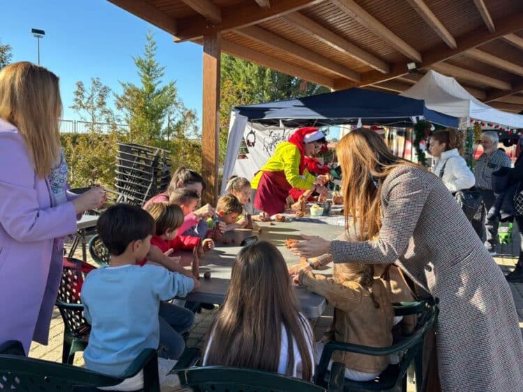 Éxito de participación del I Mercado Navideño en La Lastrilla 1 Uno de los talleres navideños celebrados durante la jornada del sábado, 13 de diciembre. FOTO: AYUNTAMIENTO LA LASTRILLA