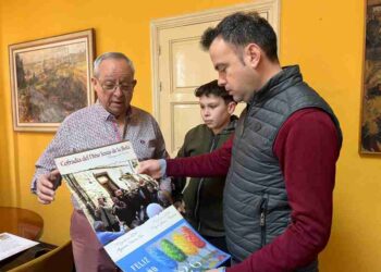 De Benito, mayordomo honorario perpetuo junto a Alejandro Villahoz, el nuevo mayordomo, y Carlos Fraile, el alcalde. / AYTO. CUÉLLAR