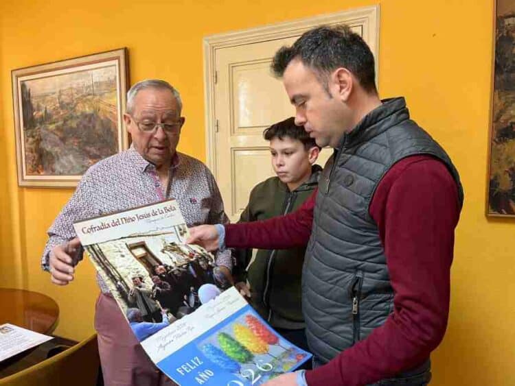 De Benito, mayordomo honorario perpetuo junto a Alejandro Villahoz, el nuevo mayordomo, y Carlos Fraile, el alcalde. / AYTO. CUÉLLAR