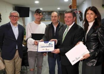 El Consejero de la Presidencia, González Gago, en el bar de la localidad./ ICAL