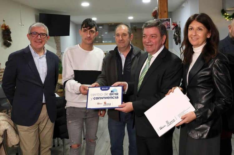 El Consejero de la Presidencia, González Gago, en el bar de la localidad./ ICAL