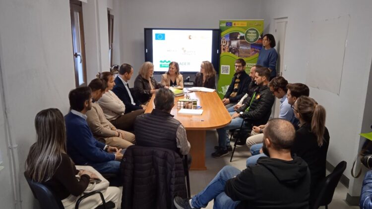 Un impulso al desarrollo económico y social de la comarca Tierra de Pinares 1 Instante de la reunión celebrada en la sede de Honorse / HONORSE