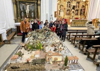 Visita al belén de la iglesia parroquial de Yanguas de Eresma. / LOURDES MATARRANZ
