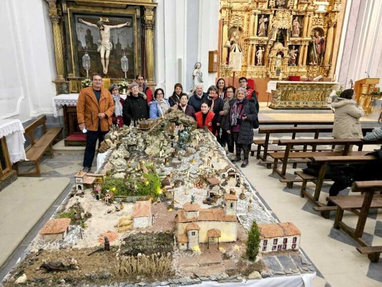 Visita al belén de la iglesia parroquial de Yanguas de Eresma. / LOURDES MATARRANZ