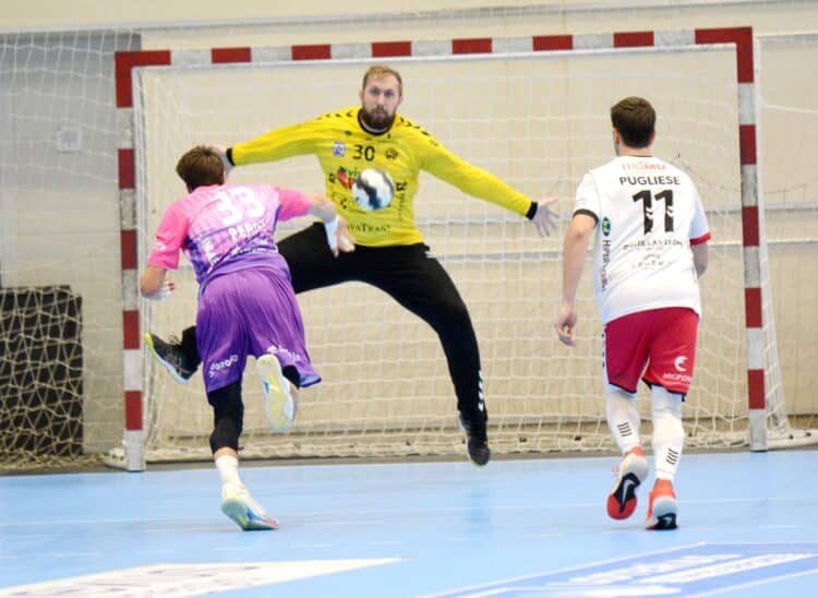 (21-17) El BM Nava sube la muralla para defender los puntos 1 Patotski intenta detener un lanzamiento de siete metros. / AMADOR MARUGÁN