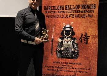 Juan Alberto Gómez Calvo posa con el premio en Barcelona./JANSU GYM