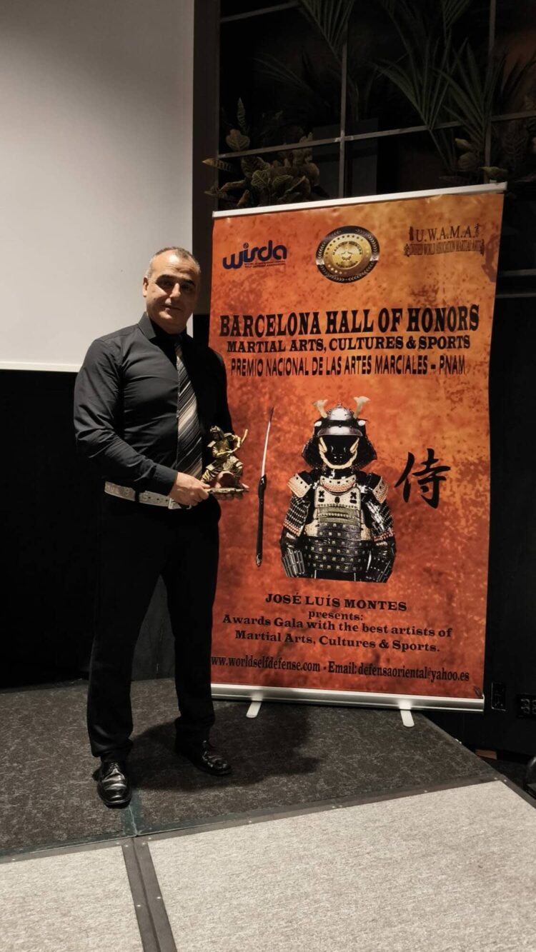 Juan Alberto Gómez Calvo posa con el premio en Barcelona./JANSU GYM