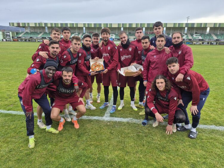 Los jugadores de la Segoviana, tras el último entrenamiento después de recibir dos roscones de Reyes de Panadería Los Mellizos./ JUAN MARTÍN-G. SEGOVIANA