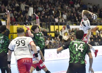 Brais lanza desde los nueve metros en una acción del primer tiempo. / AMADOR MARUGÁN