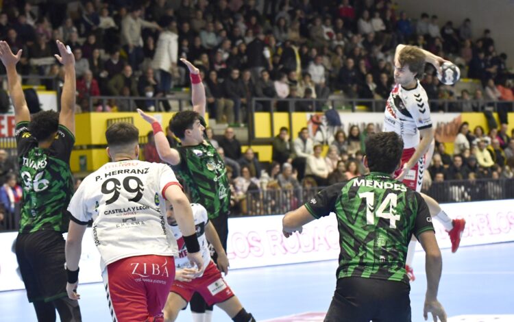 Brais lanza desde los nueve metros en una acción del primer tiempo. / AMADOR MARUGÁN
